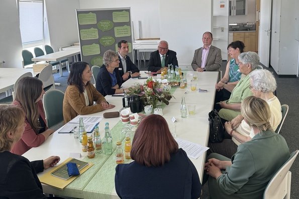 Kümmern im Verbund, Besuch in Waltersdorf, Diskussion mit Annalena Baerbock und Antje Töpfer