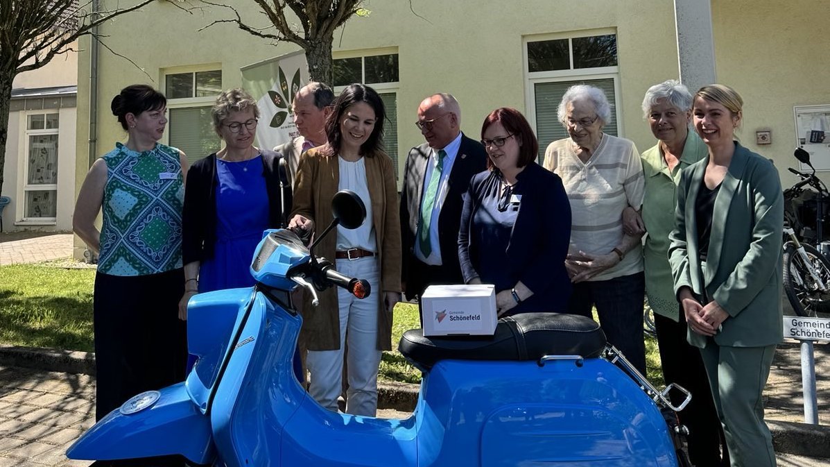 Kümmern im Verbund, Besuch in Waltersdorf, mit Antje Töpfer und Annalena Baerbock