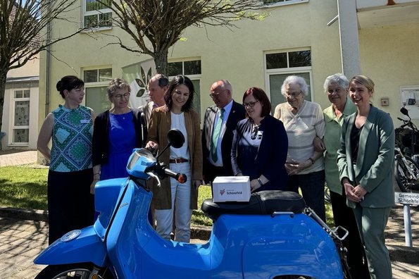 Kümmern im Verbund, Besuch in Waltersdorf, mit Antje Töpfer und Annalena Baerbock