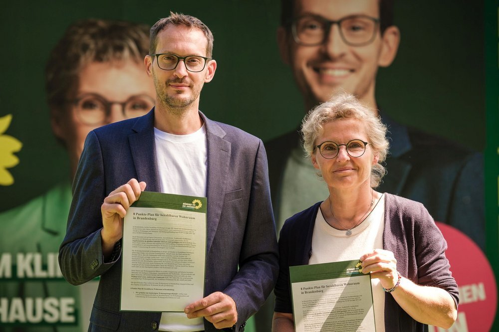 Antje Töpfer und Benjamin Raschke stellen den 8-Punkte-Plan für bezahlbaren Wohnraum vor