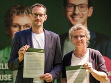 Antje Töpfer und Benjamin Raschke stellen den 8-Punkte-Plan für bezahlbaren Wohnraum vor